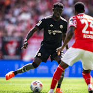 Bara Sapoko am Ball im Bundesliga-Spiel des FC Bayern beim 1. FSV Mainz 05