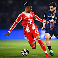 Michael Olise mit Ball am Fuß während des Halbfinal-Hinspiels des FC Bayern in der Champions League bei Paris Saint-Germain