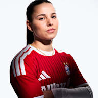 Lena Oberdorf im neuen roten Home Trikot des FC Bayern für die Saison 2026/27