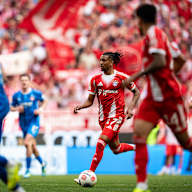 Michael Olise am Ball im Bundesliga-Spiel des FC Bayern gegen den 1. FC Heidenheim