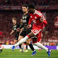 Alphonso Davies am Ball im Rückspiel des FC Bayern gegen Paris Saint-Germain in der Champions League