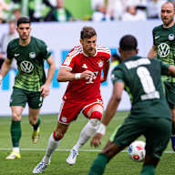 Leon Goretzka am Ball umringt von Gegenspielern im Bundesliga-Spiel des FC Bayern beim VfL Wolfsburg