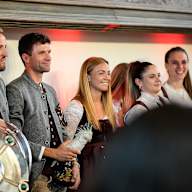Das Frauen- und Herren-Team des FC Bayern mit ihren Trophäen im Münchner Rathaus