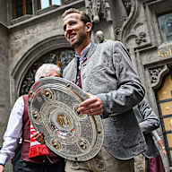 FC Bayerns Toptorjäger Harry Kane mit der Meisterschale am Münchner Marienplatz