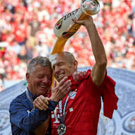 Arjen Robben umarmt Peter Herrmann und überschüttet ihn mit Bier.