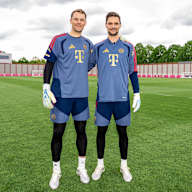 Manuel Neuer und Sven Ulreich stehen auf dem Trainingsplatz des FC Bayern