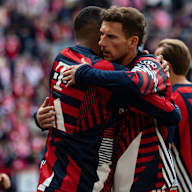 Jonathan Tah umarmt Leon Goretzka nach dem Warm-Up im Bundesliga-Spiel des FC Bayern gegen den 1. FC Köln