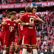 Jubeltraube um Harrry Kane nach dem 4:1 im Bundesliga-Spiel des FC Bayern gegen den 1. FC Köln