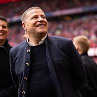 Max Eberl lächelnd bei der Übergabe der Meisterschale in der Allianz Arenafür die 35. Deutsche Meisterschaft des FC Bayern