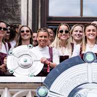 Die FC Bayern Frauen beim Empfang im Münchner Rathaus anlässlich des Doublesiegs 2026.