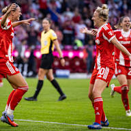 Caro Simon und Klara Bühl bejubeln ein Tor.
