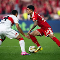Luis Diaz dribbelt mit dem Ball im DFB-Pokal-Finale zwischen dem FC Bayern und dem VfB Stuttgart.