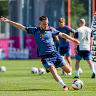Arijon Ibrahimovic beim Torabschluss im Training des FC Bayern