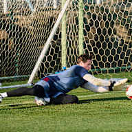 Jonas Urbig pariert einen Ball im Training des FC Bayern