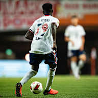 Bara Ndiaye am Ball im Audi Football Summit des FC Bayern bei Jeju SK
