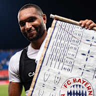 Jonathan Tah hält ein Papier