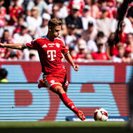 Joshua Kimmich schießt einen Ball im Telekom Cup