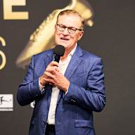 Jan-Christian Dreesen hält eine Rede bei der Verleihung des Goldenen Schuhs an Harry Kane