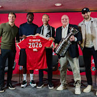 Gruppenfoto mit Rouven Kasper (Vorstand Marketing und Vertrieb der FC Bayern München AG), Bill Daly (Stellvertretender Commissioner der NHL), Alphonso Davies (FC Bayern München), Leon Draisaitl (Edmonton Oilers) und John-Jason Peterka (Boston Bruins)