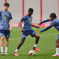 Bara Ndiaye im Zweikampf mit Wisdom Mike im Training des FC Bayern