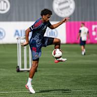 Nathaniel Brown stoppt einen Ball im Training des FC Bayern