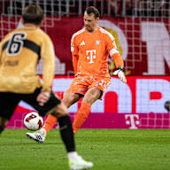 Manuel Neuer am Ball im Bundesliga-Eröffnungsspiel des FC Bayern gegen den VfB Stuttgart