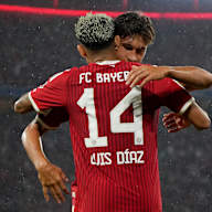 Luis Diaz jubelt mit Tom Bischof nach dem 5:1 im Bundesliga-Eröffnungsspiel des FC Bayern gegen den VfB Stuttgart