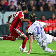 Michael Olise erzielt das 3:1 im Erstrundenspiel des FC Bayern im DFB-Pokal beim VfL Osnabrück