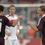 Hasan Salihamidzic und Lukas Podolski schlagen ein nach einem Tor zum Champions League-Auftakt gegen Spartak Moskau