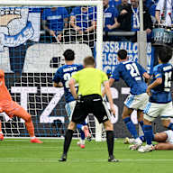 Loris Karius pariert den Schuss von Nathaniel Brown im Bundesliga-Spiel des FC Bayern beim FC Schalke 04