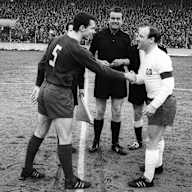 Franz Beckenbauer und Uwe Seeler geben sich vor Anpfiff des Bundesliga-Spiels FC Bayern - HSV die Hand