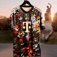 Das neue FC Bayern-Wiesn-Trikot 2026/27 mit farbenfrohem floralen Muster hängt vor der Bavaria auf der Theresienwiese
