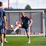 Konrad Laimer spielt einen Ball aus der Luft im Training des FC Bayern