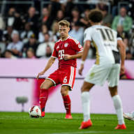 Joshua Kimmich mit Ball am Fuß während des Gastspiels des FC Bayern in der Bundesliga bei der SV Elversberg