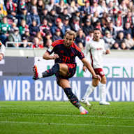 Harry Kane beim wuchtigen Torschuss gegen den FC Augsburg