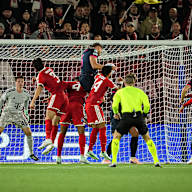 Gianni Stensness trifft per Kopf während des Auswärtsspiels des FC Bayern in der Champions League bei Viking Stavanger