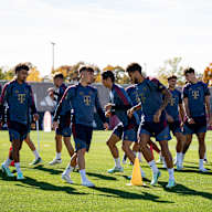 Spieler bei Laufübungen im Abschlusstraining des FC Bayern vor dem Bundesliga-Spiel gegen RB Leipzig.