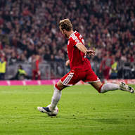 Harry Kane gibt einen Schuss ab imim Bundesliga-Topspiel zwischen dem FC Bayern und RB Leipzig.