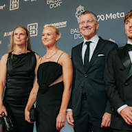 Momoko Tanikawa, Klara Bühl, Pernille Harder, Herbert Hainer und Lennart Karl bei der Ballon d'Or-Gala