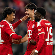 Nathaniel Brown un d Kollegen jubeln nach dem 5:1 im DFB-Pokalspiel des FC Bayern gegen den 1. FC Magdeburg