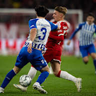 Lennart Karl im Kampf um den Ball im DFB-Pokalspiel des FC Bayern gegen den 1. FC Magdeburg