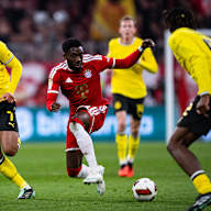 Alphonso Davies im Kampf um den Ball im Bundesliga-Spiel des FC Bayern gegen Borussia Dortmund.