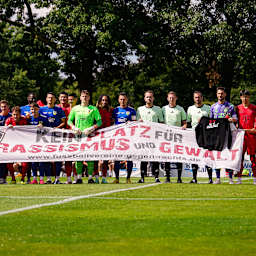 Spielszene aus dem Freundschaftsspiel 1. FC Düren vs. FC Bayern