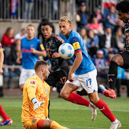 Serge Gnabry beim Bundesligaspiel gegen Holstein Kiel im Holstein-Stadion