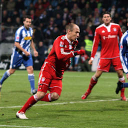 Arjen Robben im Zweikampf gegen Bochumer Spieler