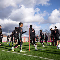Die Spieler des FC Bayern laufen sich im Training warm