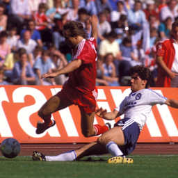 Hans-Dieter Flick (left, FC Bayern) in a duel with Karl-Heinz Riedle (Blau-Weiß 90 Berlin)