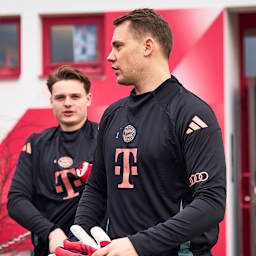 Manuel Neuer betritt den Platz vor dem FC Bayern-Training vor Kiel-Heimspiel.