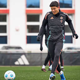 Minjae Kim am Ball im FC Bayern-Training vor Kiel-Heimspiel.