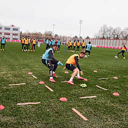 Joshua Kimmich und Joao Palhinha legen im Training des FC Bayern Leibchen in einem Feld ab.